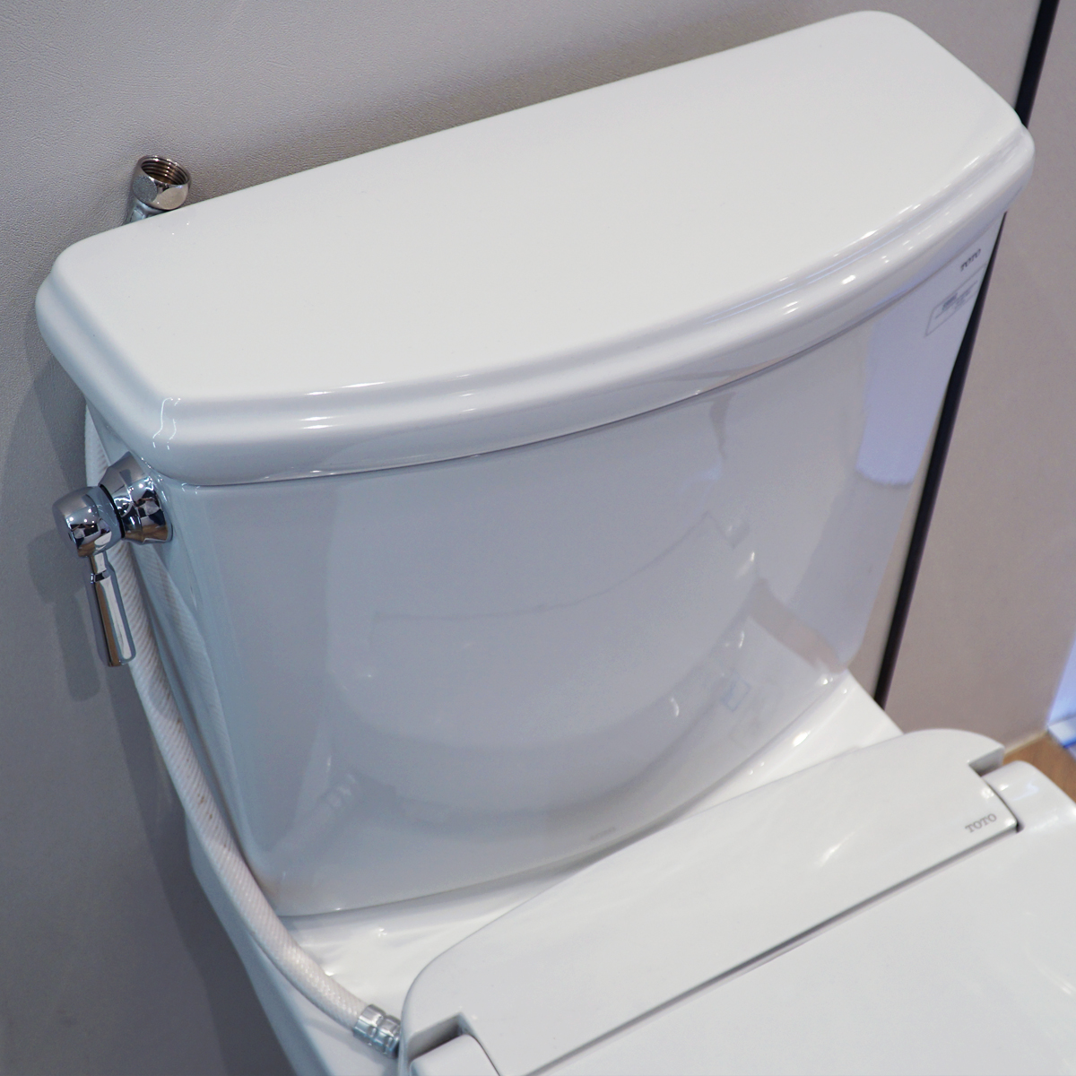 Bồn cầu TOTO CS986GE2 2 khối nắp rửa cơ TCW07S