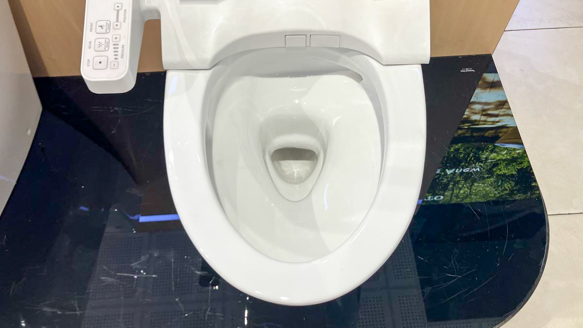 Bồn cầu TOTO CS986GW18 2 khối nắp điện tử TCF23710AAA Washlet C2 cơ bản