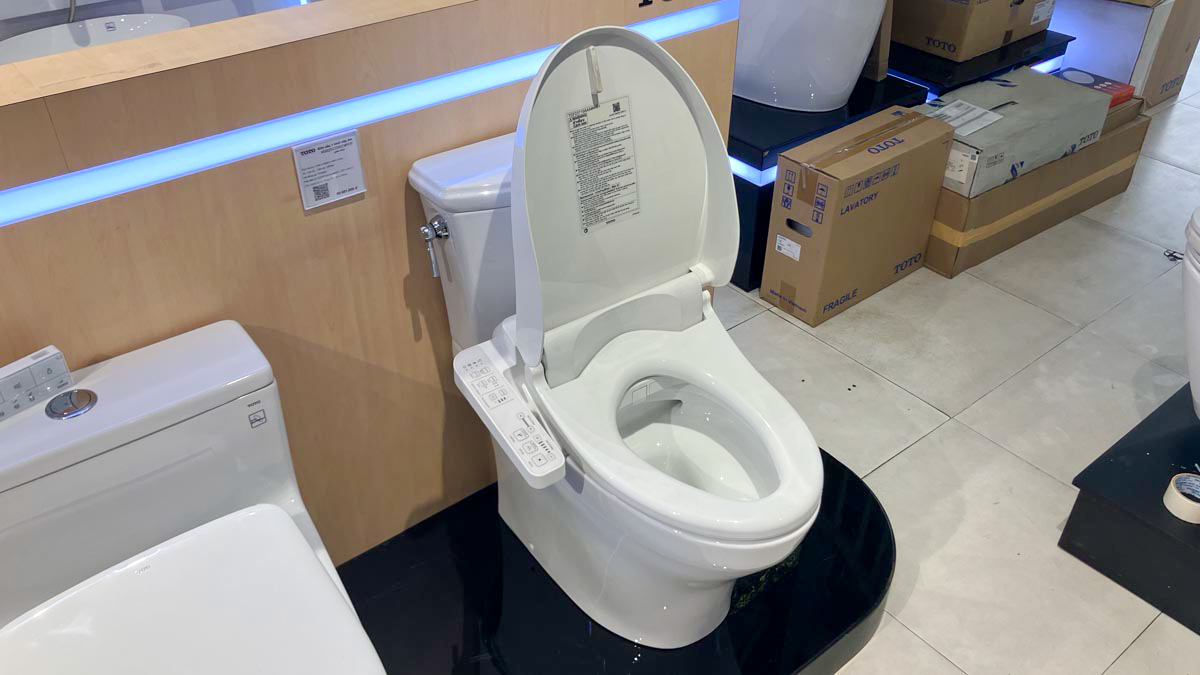 Bồn cầu TOTO CS986GW18 2 khối nắp điện tử TCF23710AAA Washlet C2 cơ bản