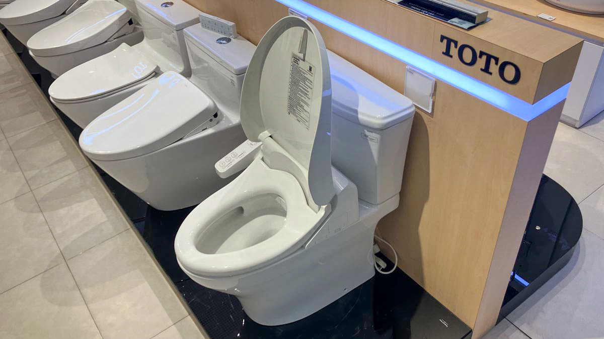 Bồn cầu TOTO CS986GW18 2 khối nắp điện tử TCF23710AAA Washlet C2 cơ bản