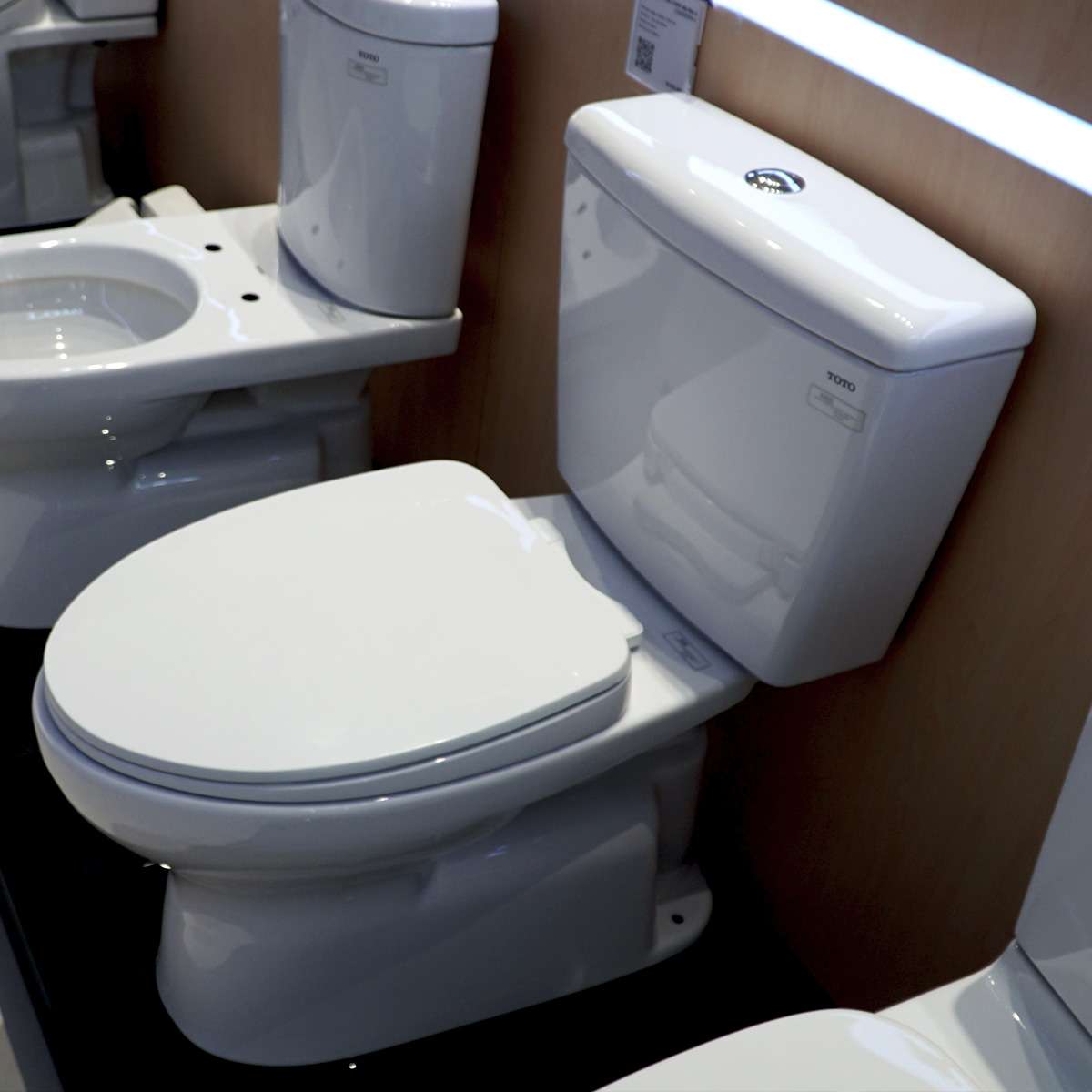 Bồn cầu 2 khối TOTO CS300DRT10 nắp đóng êm TC395VS