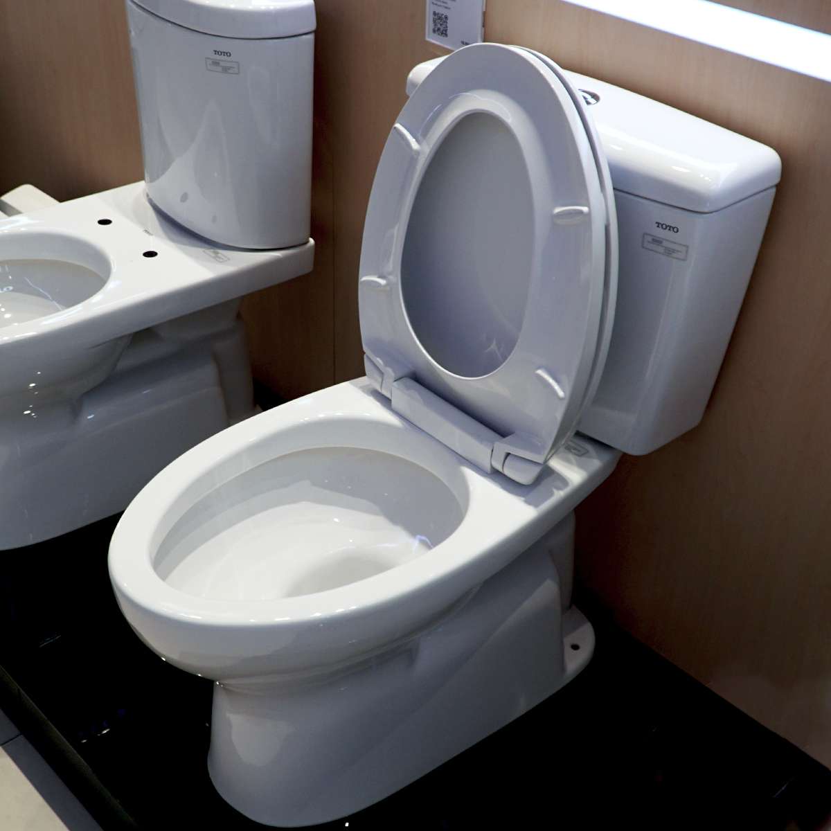 Bồn cầu 2 khối TOTO CS300DRT2 nắp đóng êm TC393VS