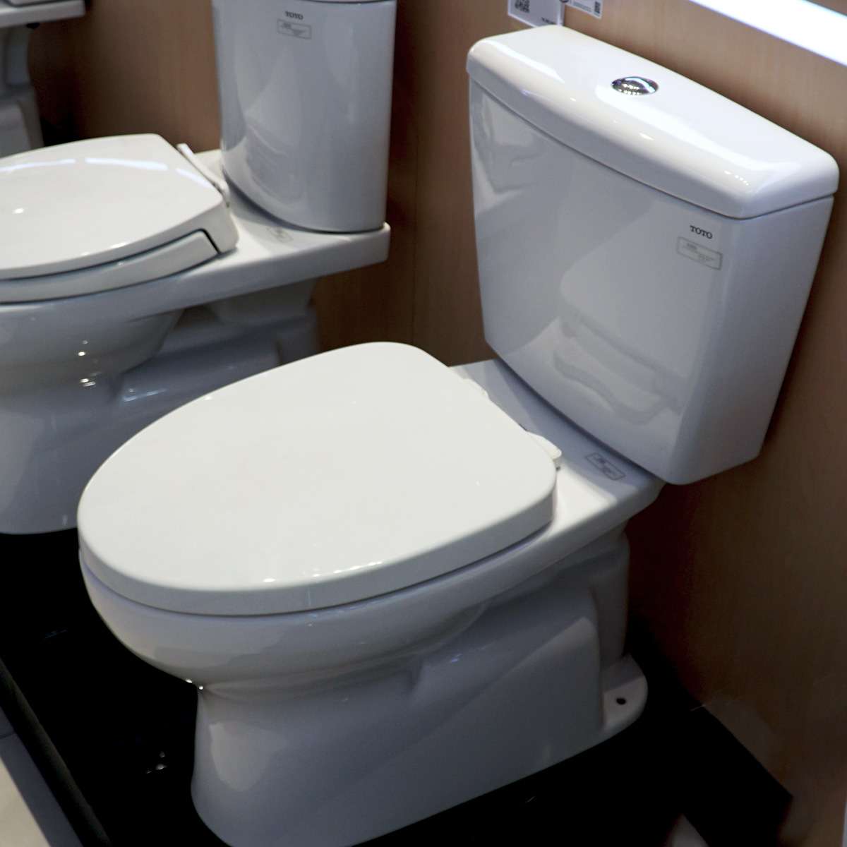 Bồn cầu 2 khối TOTO CS300DRT3 nắp đóng êm TC385VS