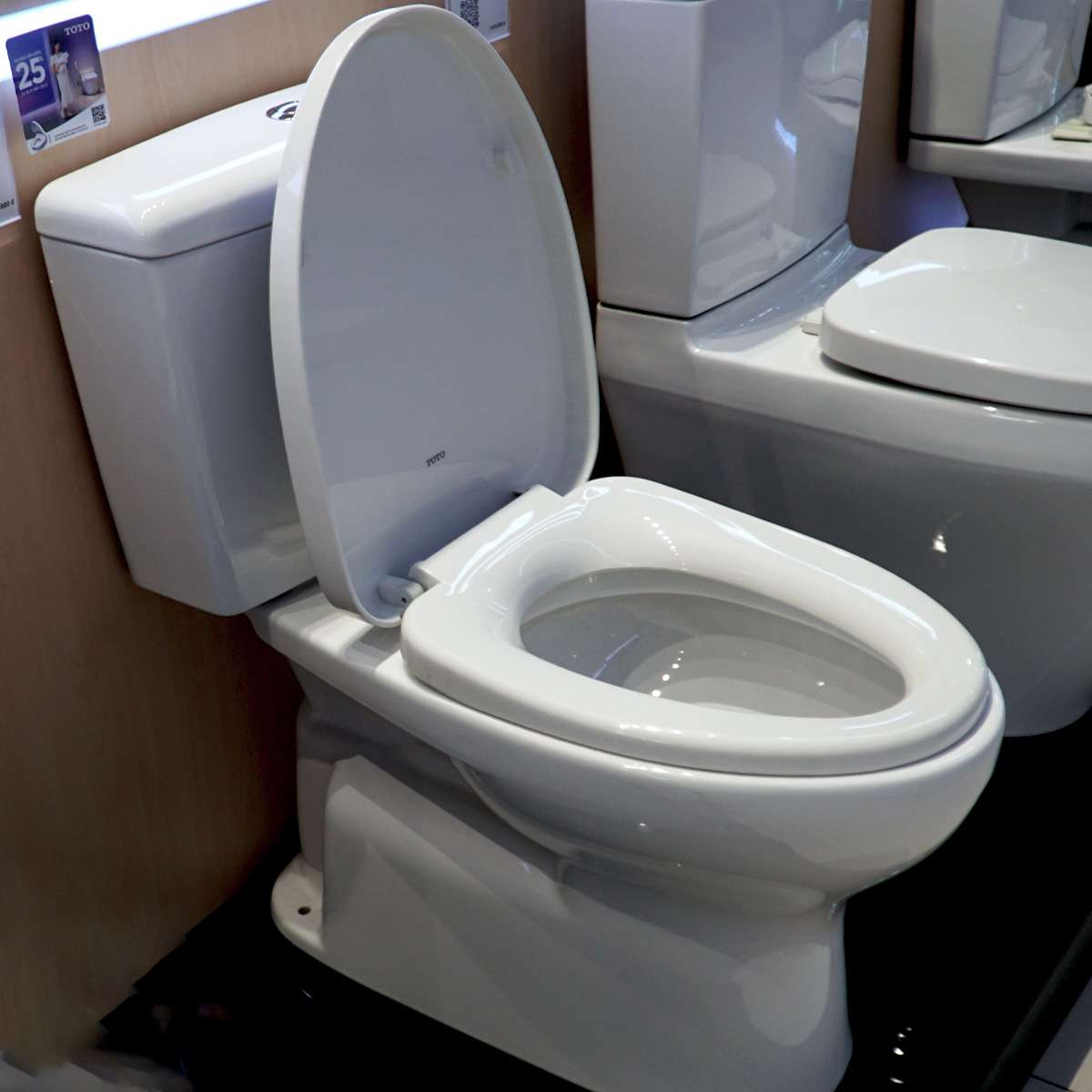 Bồn cầu 2 khối TOTO CS300DRT3 nắp đóng êm TC385VS