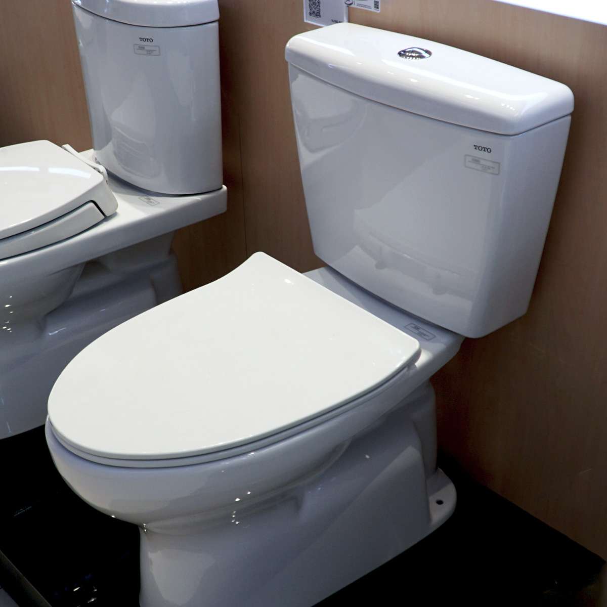 Bồn cầu 2 khối TOTO CS300DRT8 nắp đóng êm TC600VS