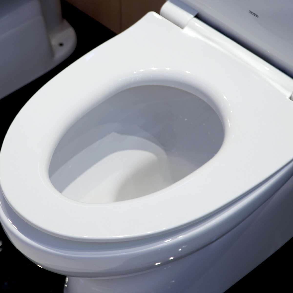 Bồn cầu 2 khối TOTO CS300DRT8 nắp đóng êm TC600VS