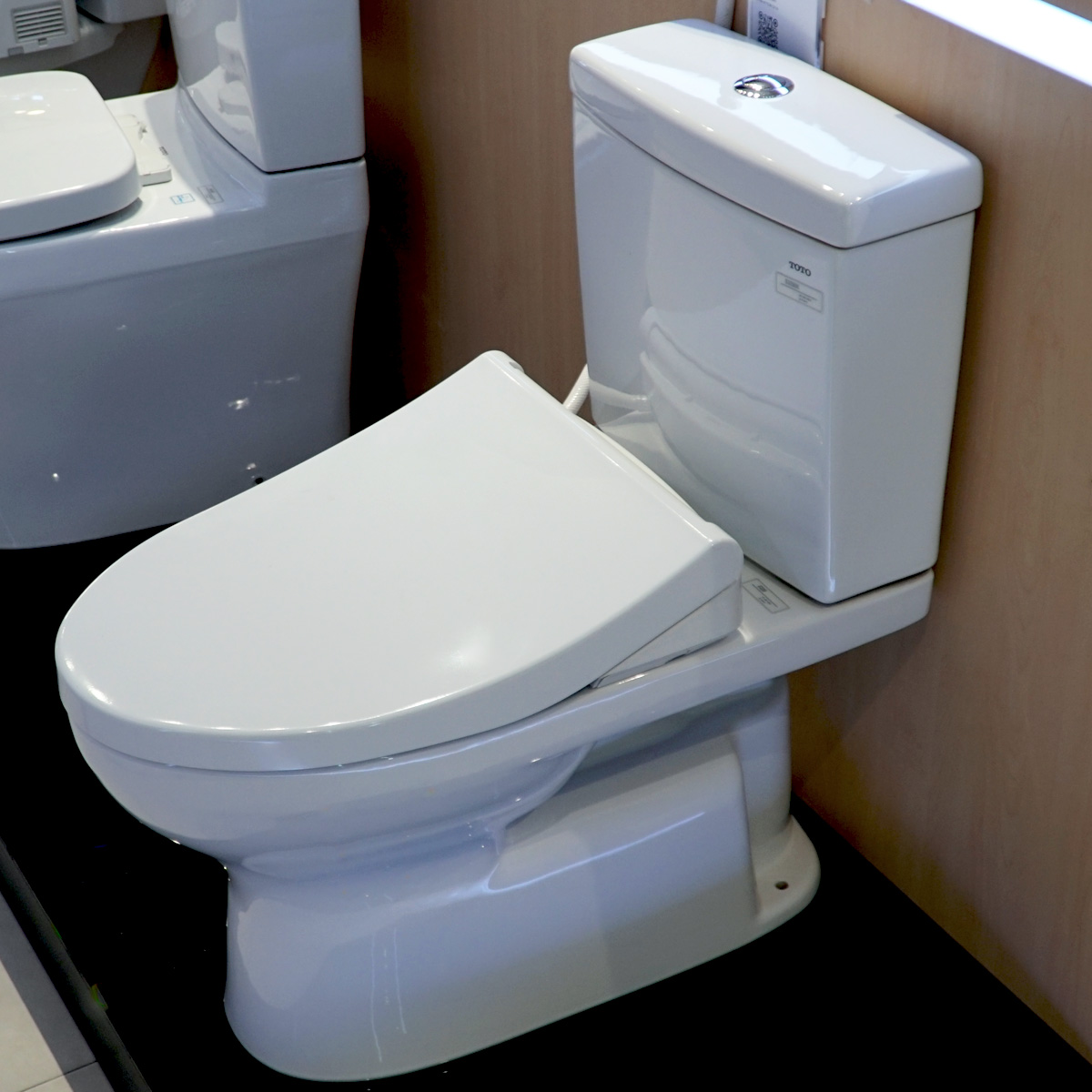 Bồn cầu TOTO CS320DRE4 2 khối nắp rửa cơ TCW1211A