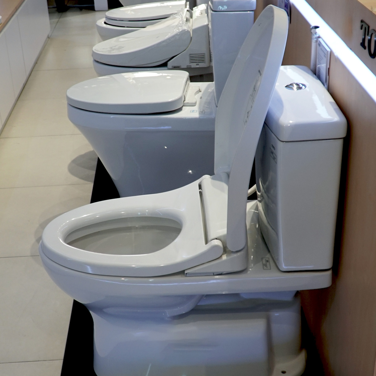 Bồn cầu TOTO CS320DRE4 2 khối nắp rửa cơ TCW1211A