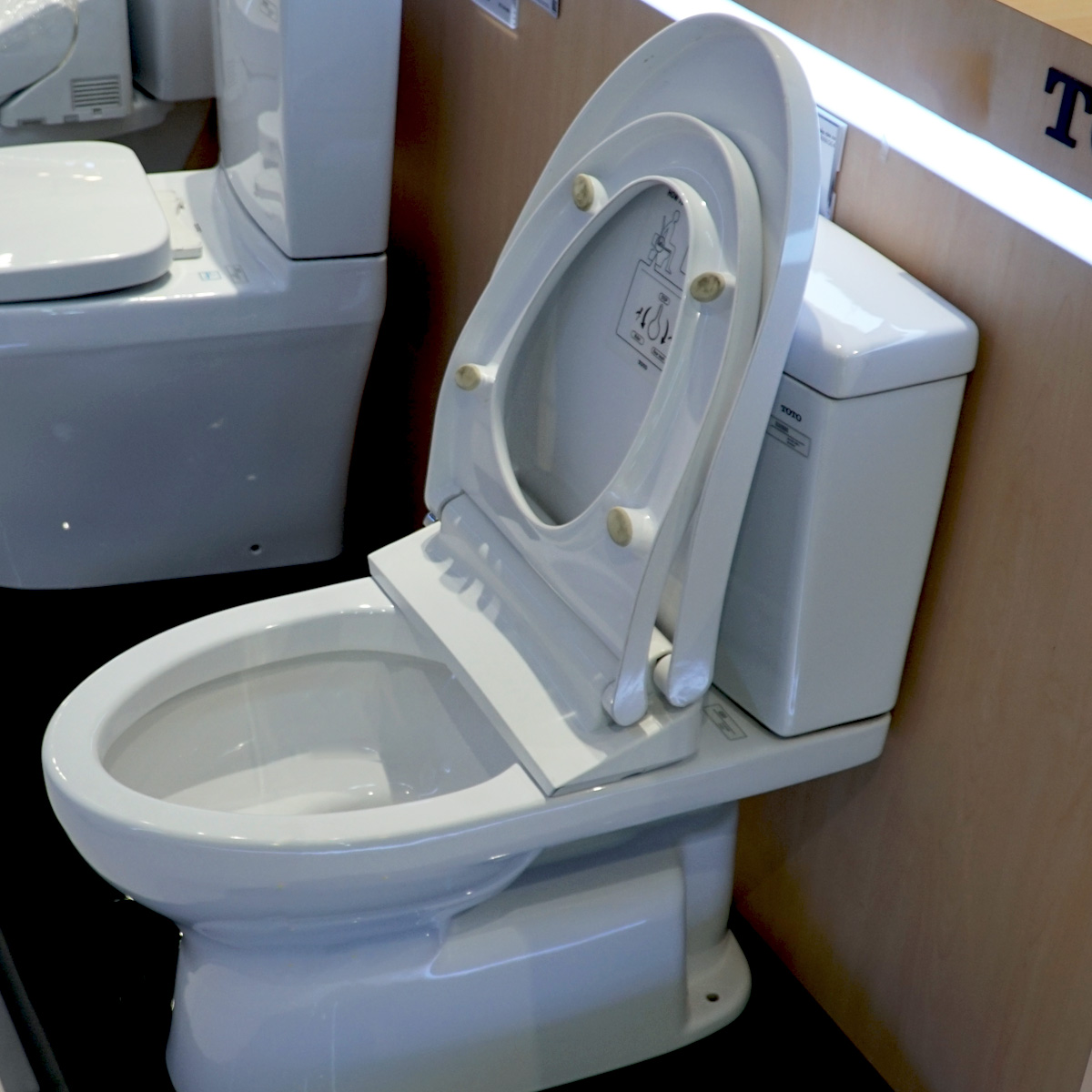 Bồn cầu TOTO CS320DRE4 2 khối nắp rửa cơ TCW1211A