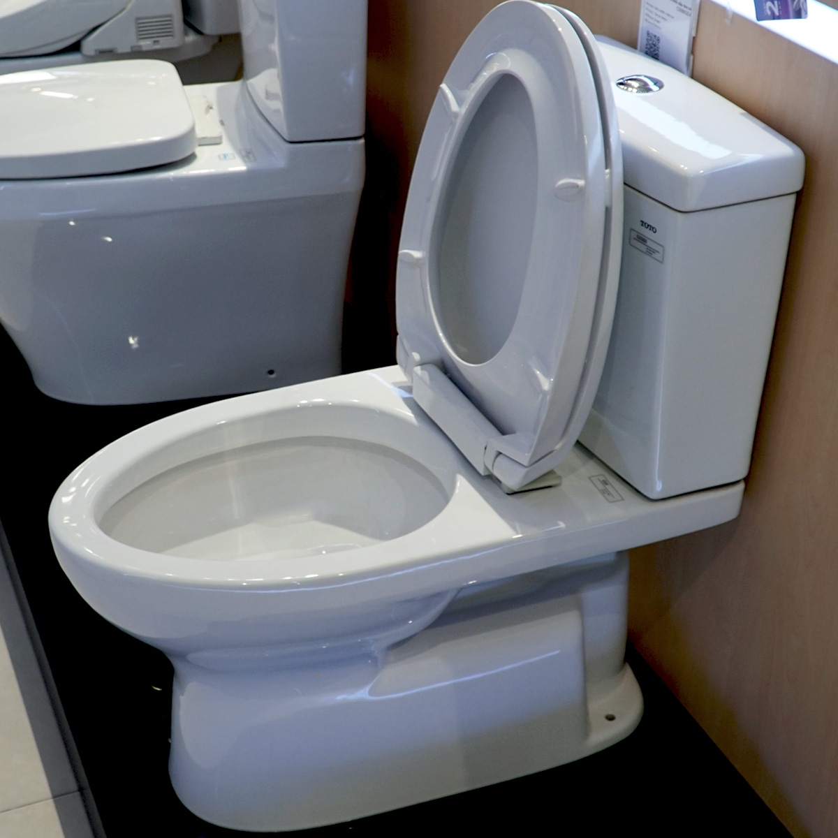 Bồn cầu 2 khối TOTO CS320DRT2 nắp đóng êm TC393VS