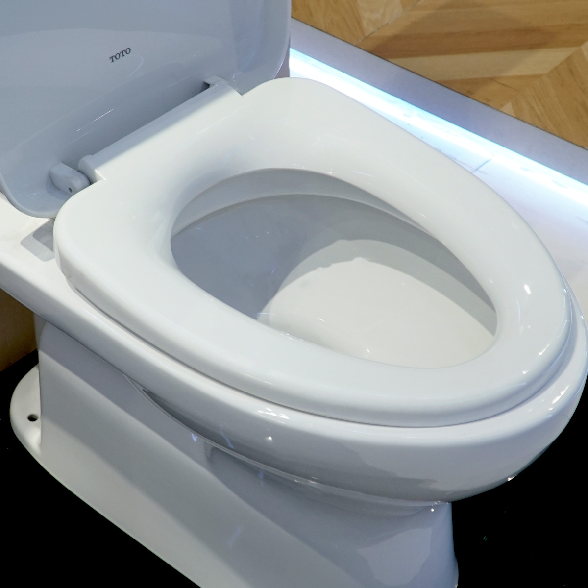 Bồn cầu 2 khối TOTO CS320DRT3 nắp đóng êm TC385VS