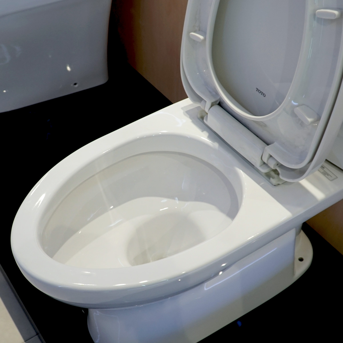 Bồn cầu 2 khối TOTO CS320DRT3 nắp đóng êm TC385VS