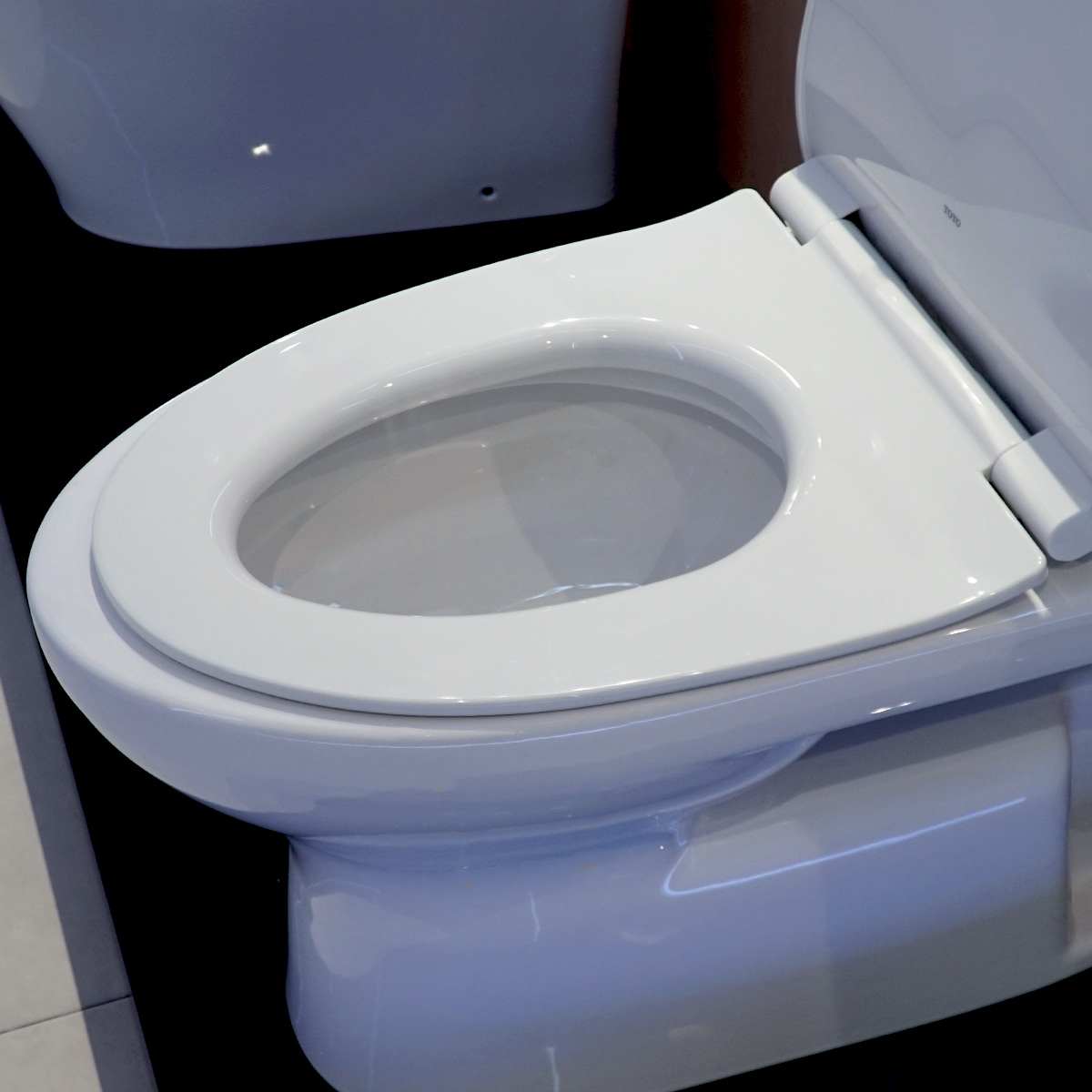 Bồn cầu 2 khối TOTO CS320DRT8 nắp đóng êm TC600VS