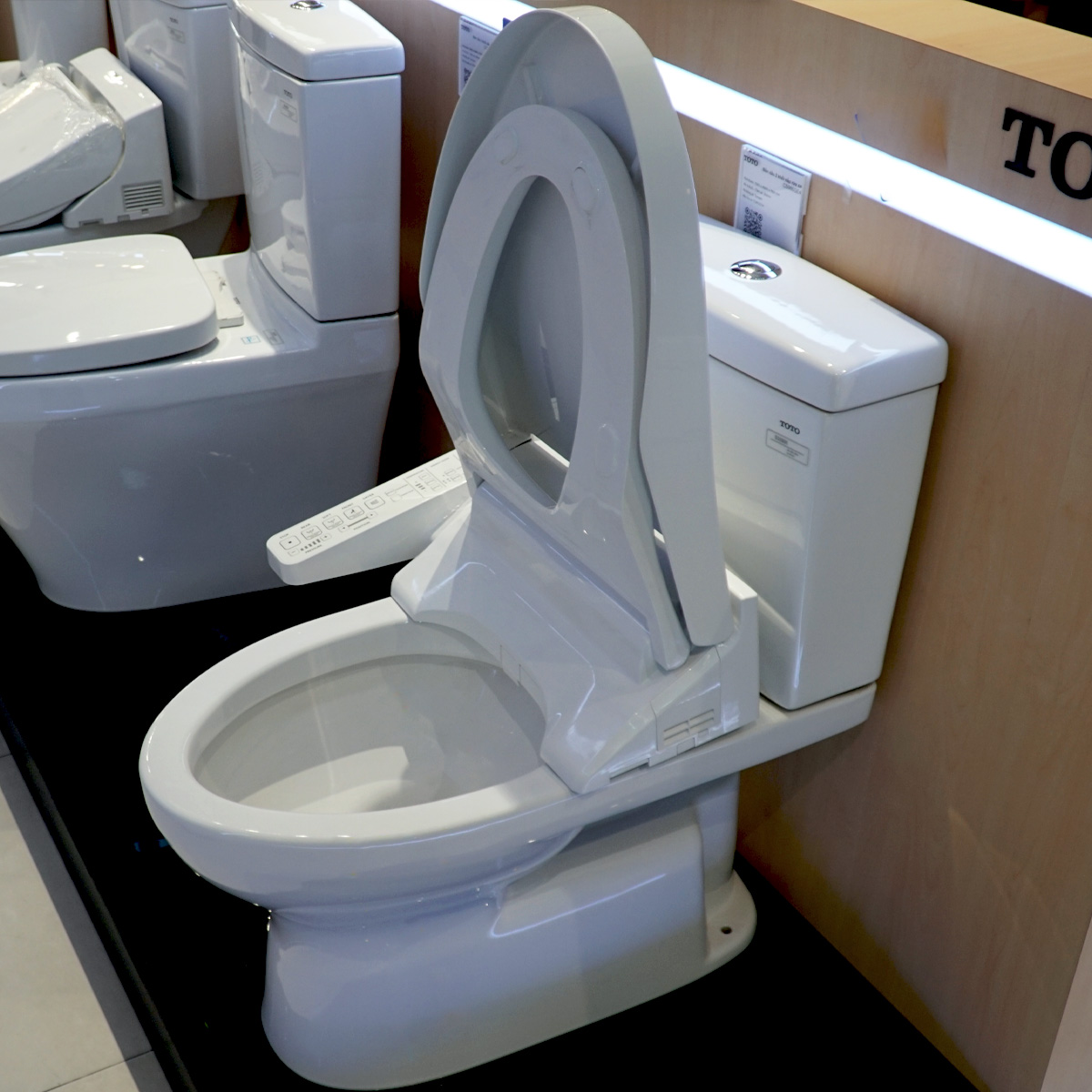 Bồn cầu TOTO CS320DRW16 2 khối nắp điện tử Washlet C2 TCF23410AAA