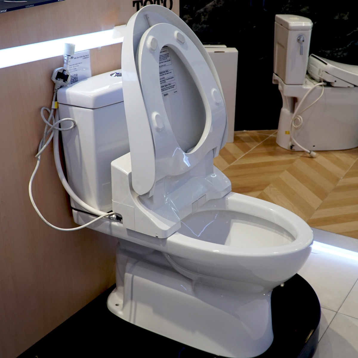 Bồn cầu nắp rửa điện tử TOTO CS320DRW6