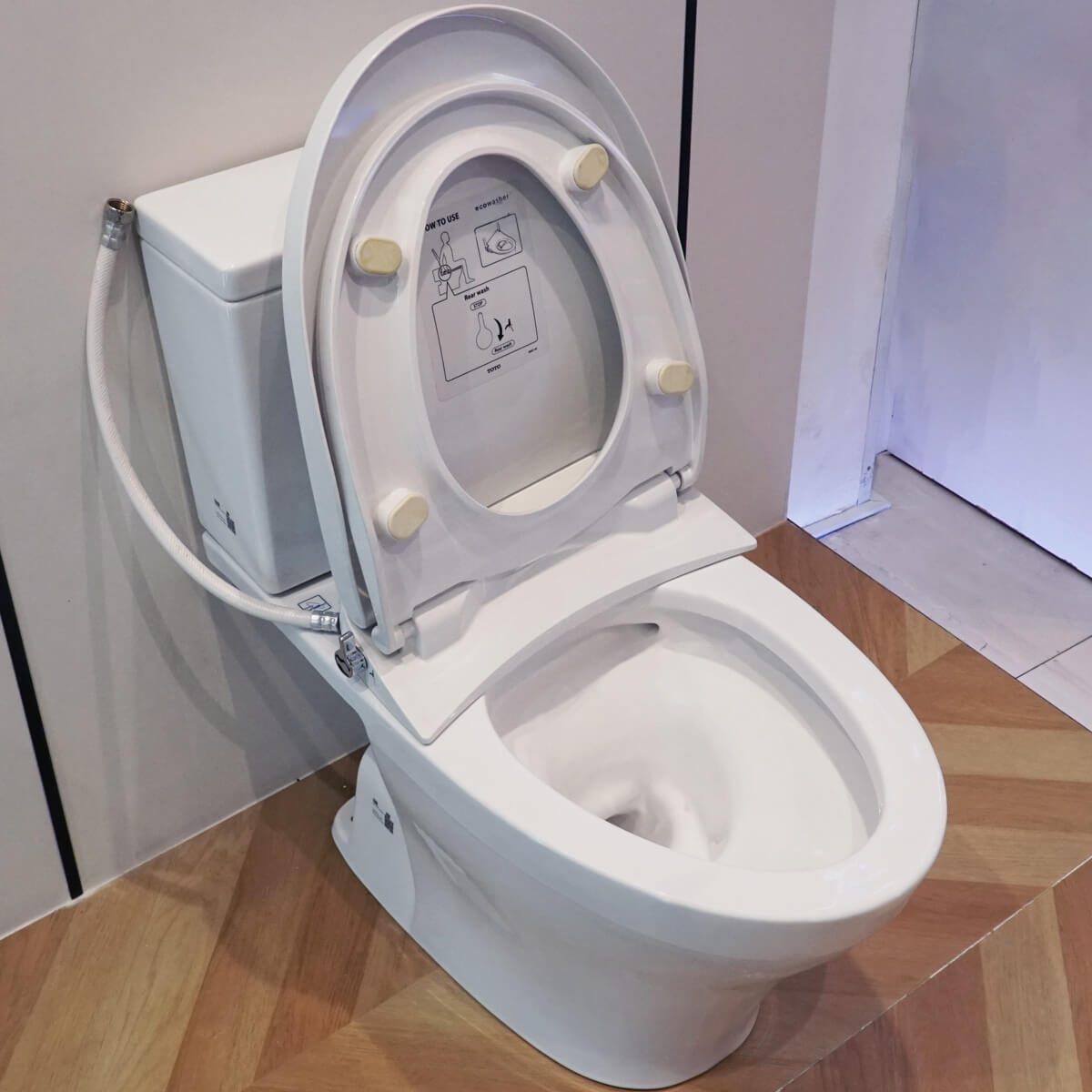 Bồn cầu TOTO CS326DE2 2 khối nắp rửa cơ TCW07S