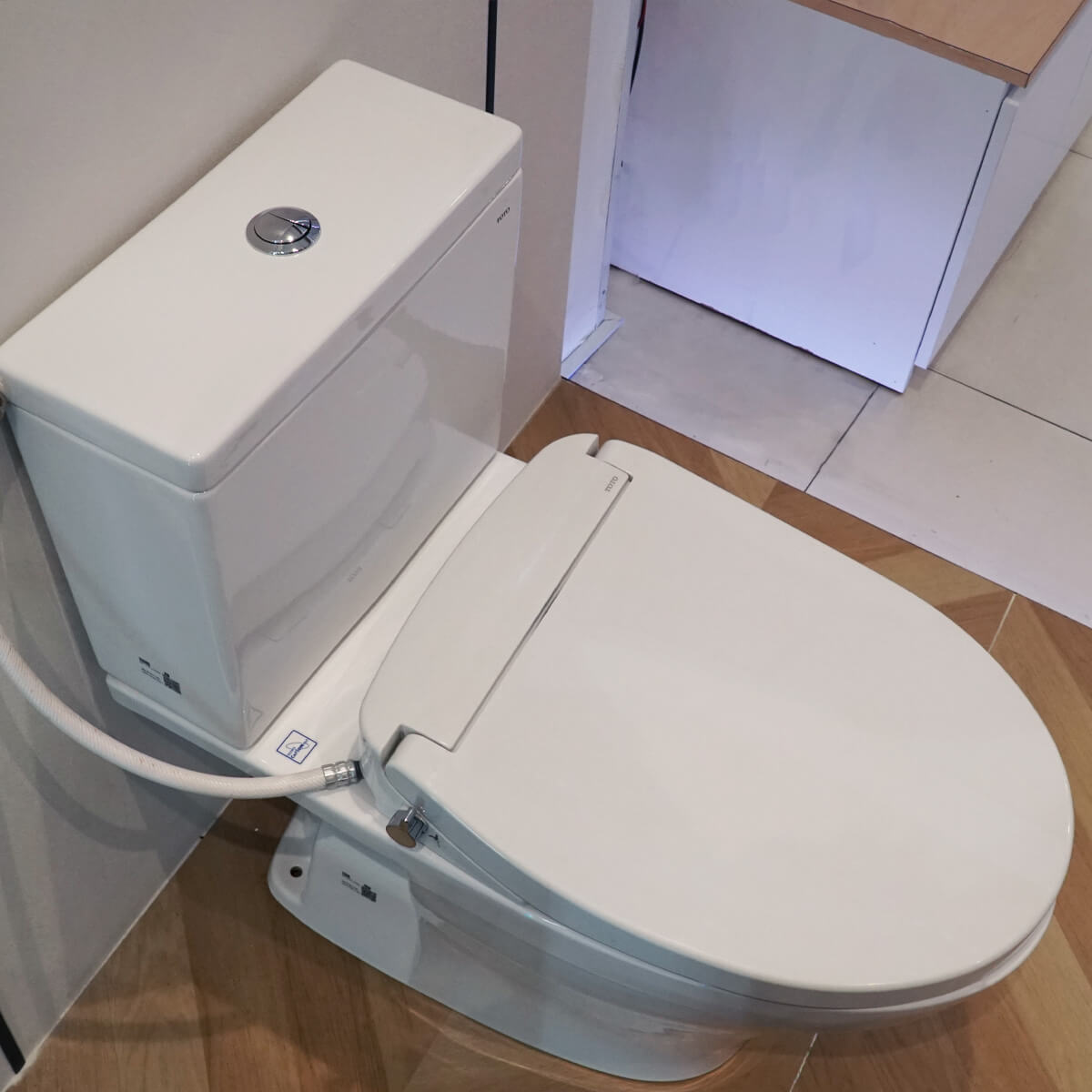 Bồn cầu TOTO CS326DE2 2 khối nắp rửa cơ TCW07S