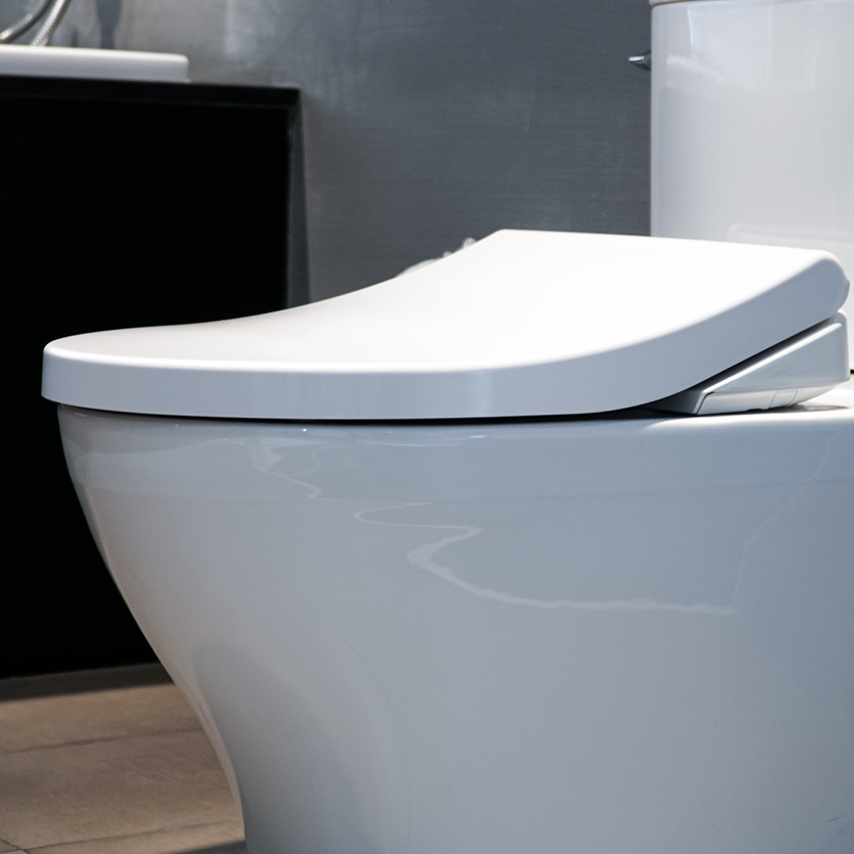 Bồn cầu TOTO CS767RE4 2 khối nắp rửa cơ TCW1211A