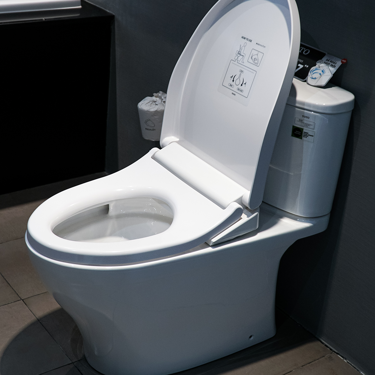 Bồn cầu TOTO CS767RE4 2 khối nắp rửa cơ TCW1211A