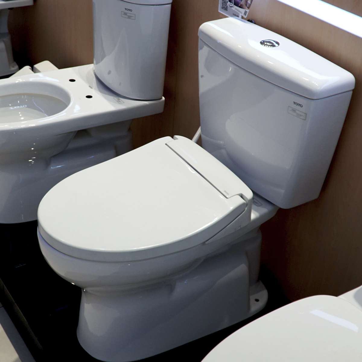 Bồn cầu TOTO CS300DRE2 2 khối nắp rửa cơ TCW07S