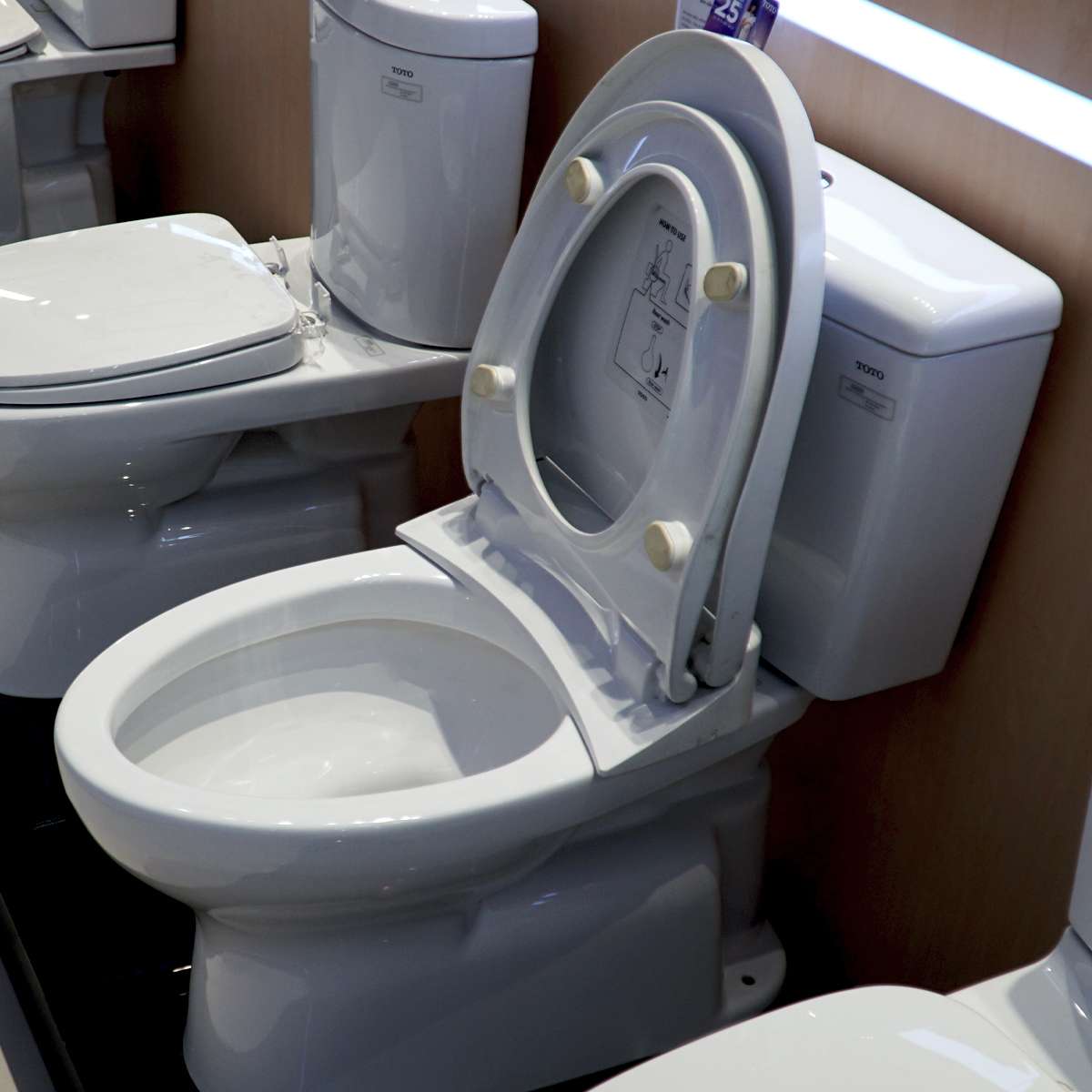 Bồn cầu TOTO CS300DRE2 2 khối nắp rửa cơ TCW07S