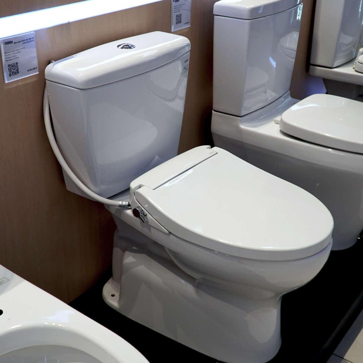 Bồn cầu TOTO CS300DRE2 2 khối nắp rửa cơ TCW07S