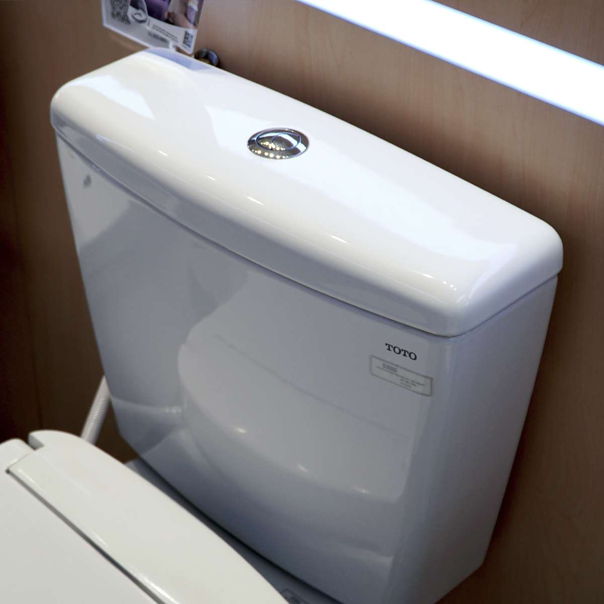 Bồn cầu TOTO CS300DRE2 2 khối nắp rửa cơ TCW07S