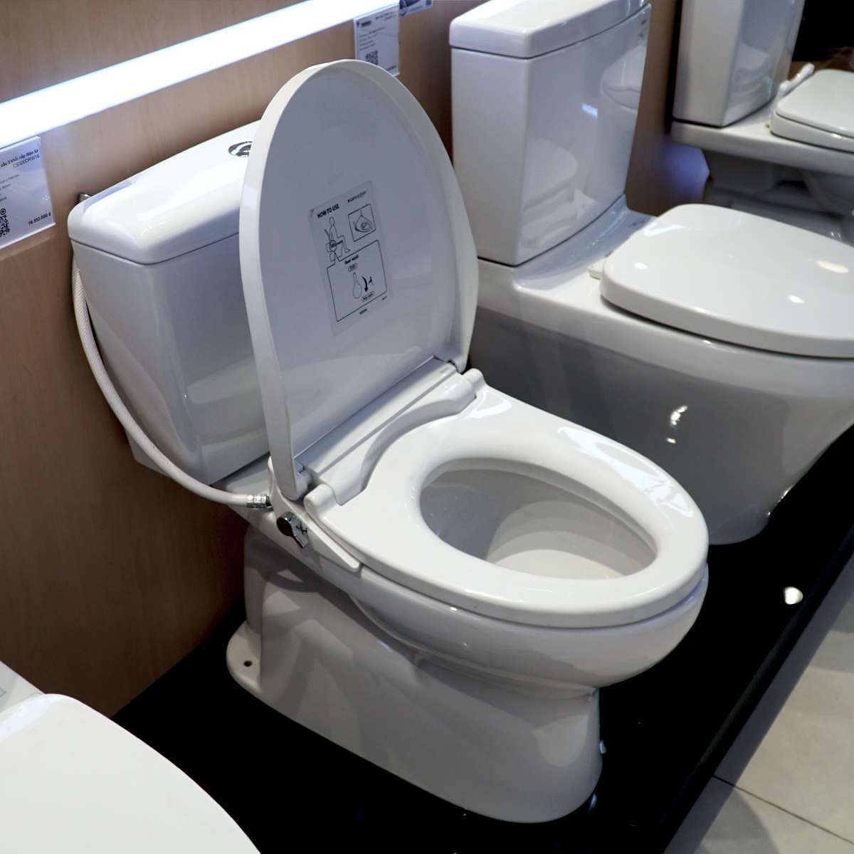 Bồn cầu TOTO CS300DRE2 2 khối nắp rửa cơ TCW07S