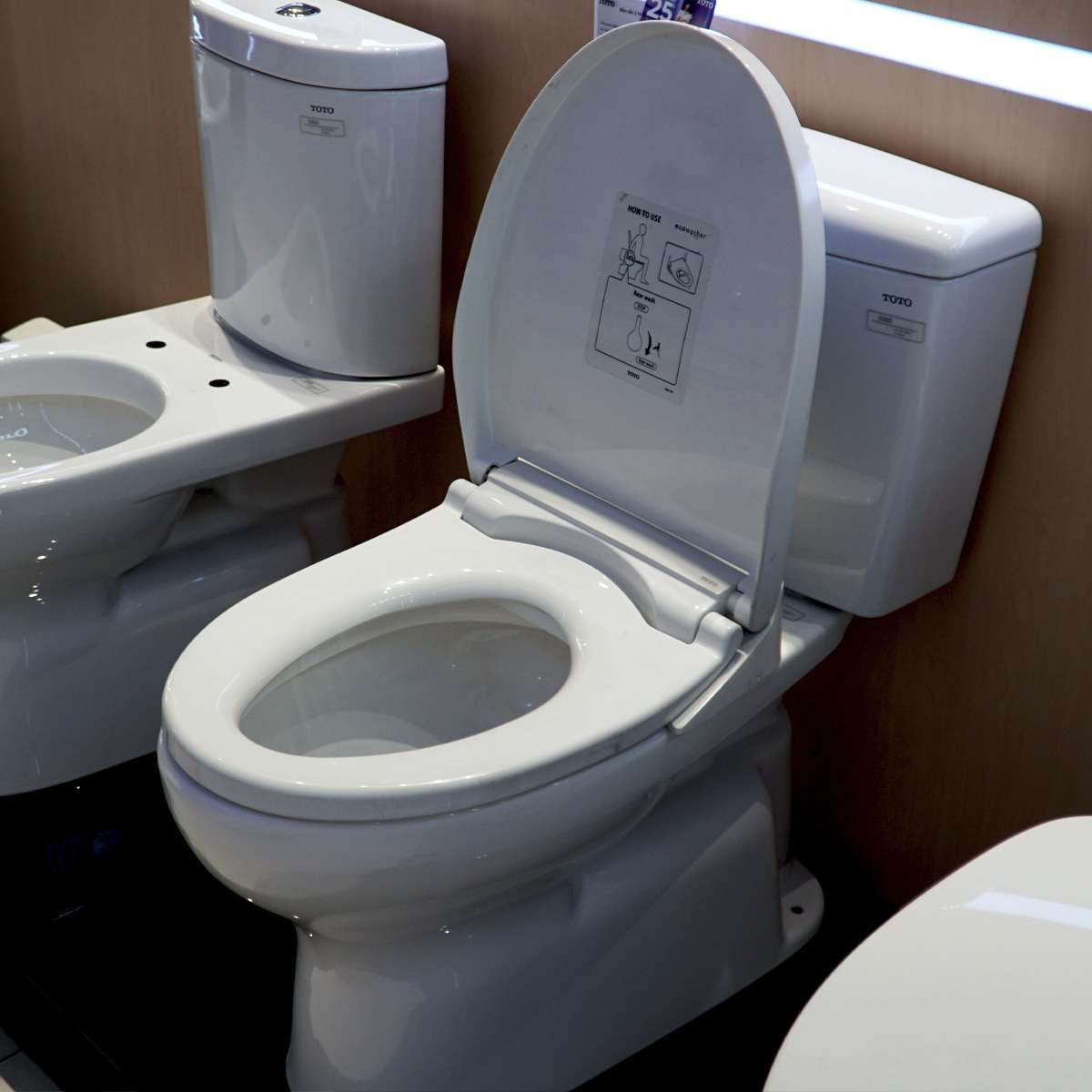 Bồn cầu TOTO CS300DRE2 2 khối nắp rửa cơ TCW07S