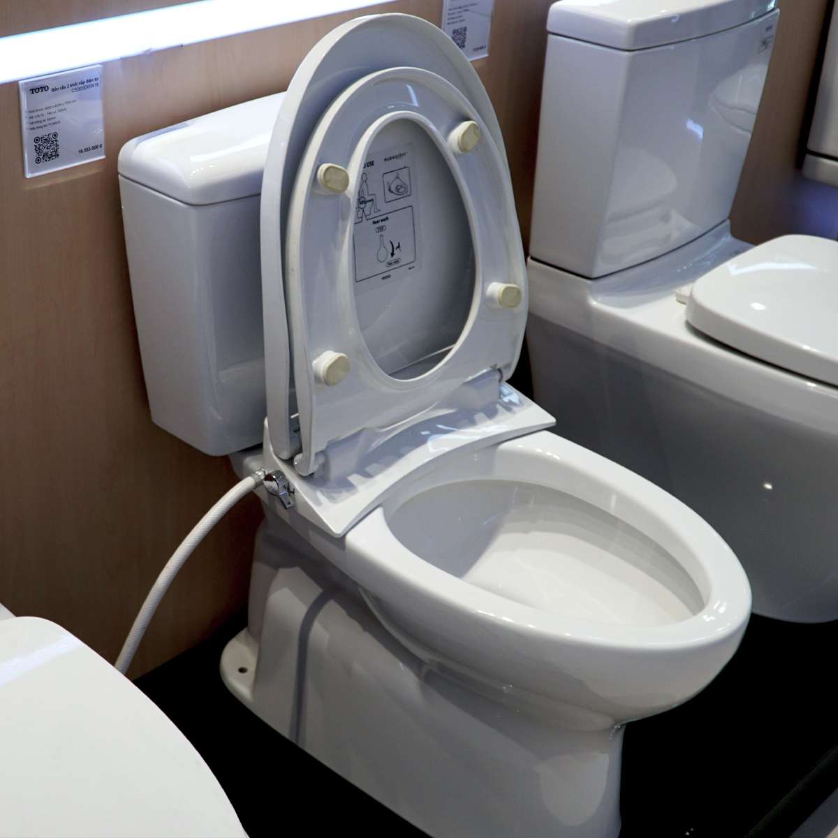 Bồn cầu TOTO CS300DRE2 2 khối nắp rửa cơ TCW07S