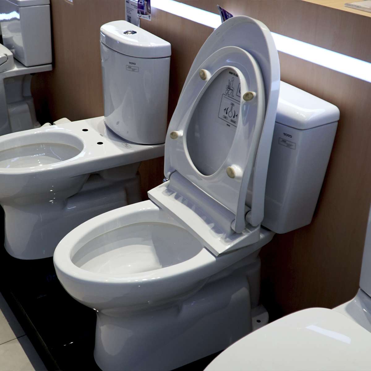 Bồn cầu TOTO CS300DRE4 2 khối nắp rửa cơ TCW1211A