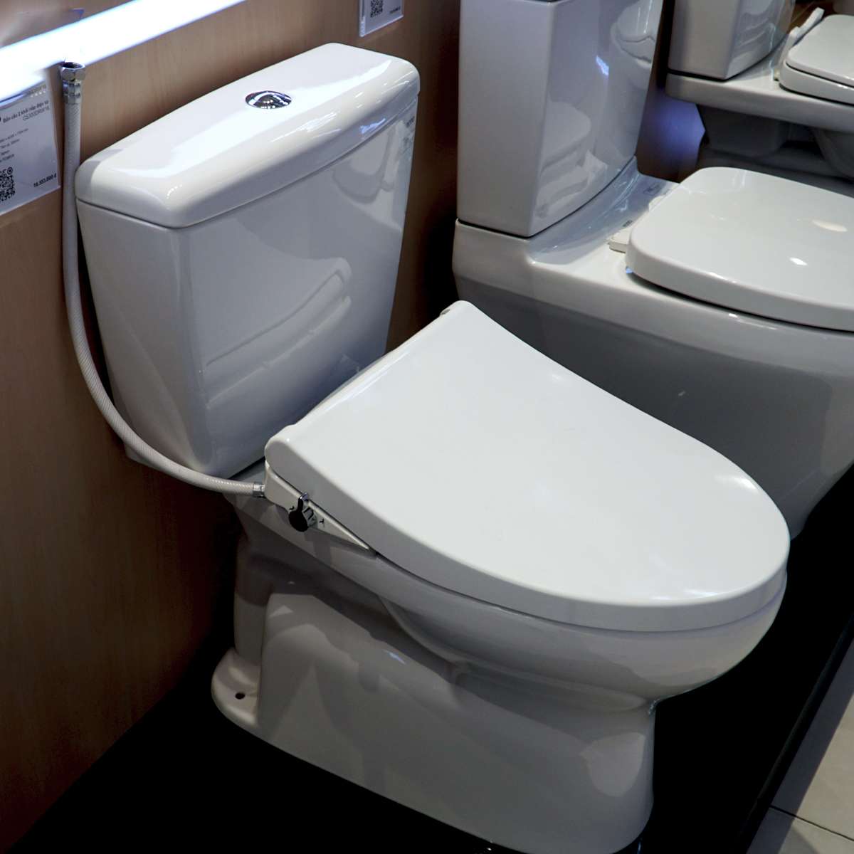 Bồn cầu TOTO CS300DRE4 2 khối nắp rửa cơ TCW1211A