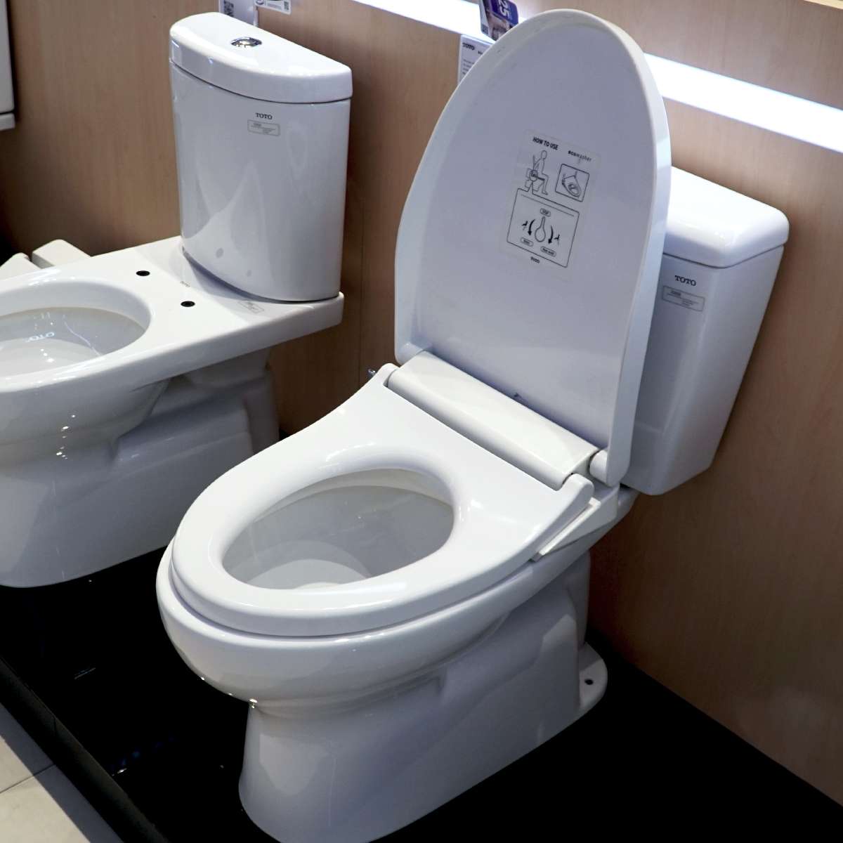 Bồn cầu TOTO CS300DRE4 2 khối nắp rửa cơ TCW1211A