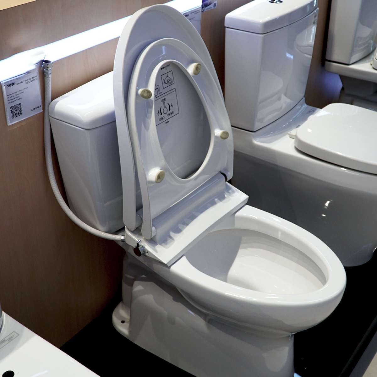 Bồn cầu TOTO CS300DRE4 2 khối nắp rửa cơ TCW1211A