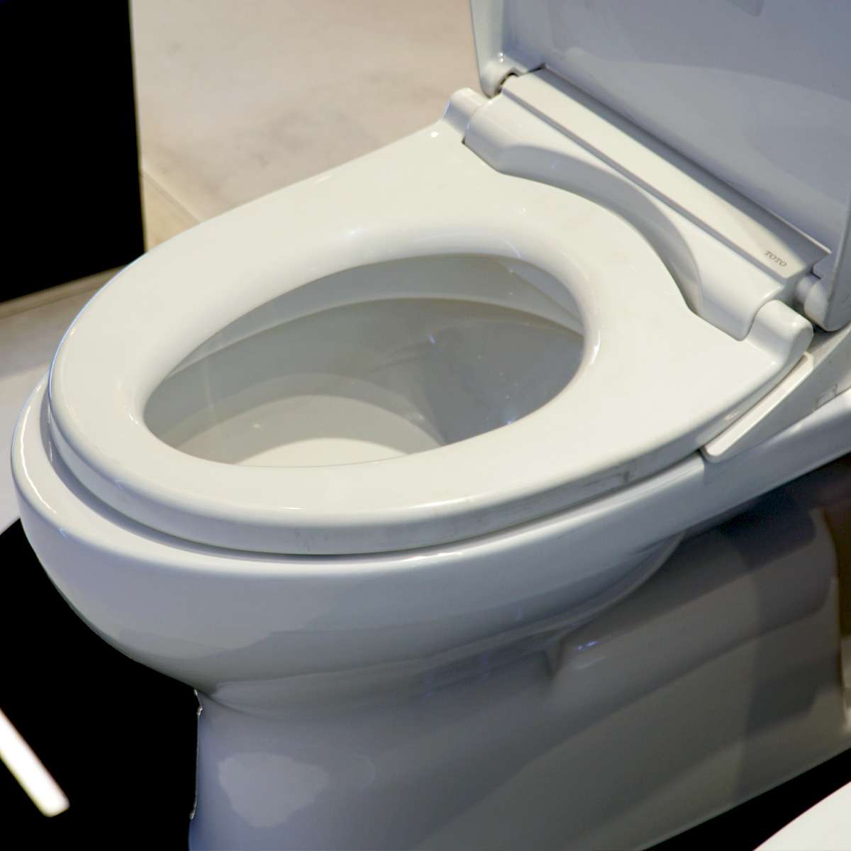 Bồn cầu TOTO CS302DE2 2 khối nắp rửa cơ TCW07S