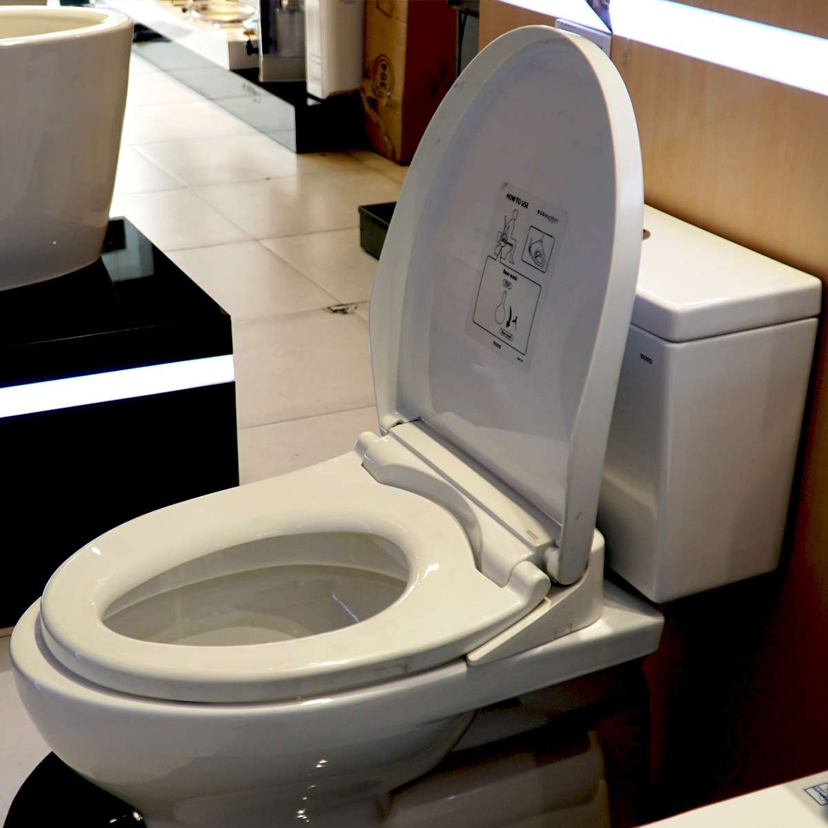 Bồn cầu TOTO CS302DE2 2 khối nắp rửa cơ TCW07S