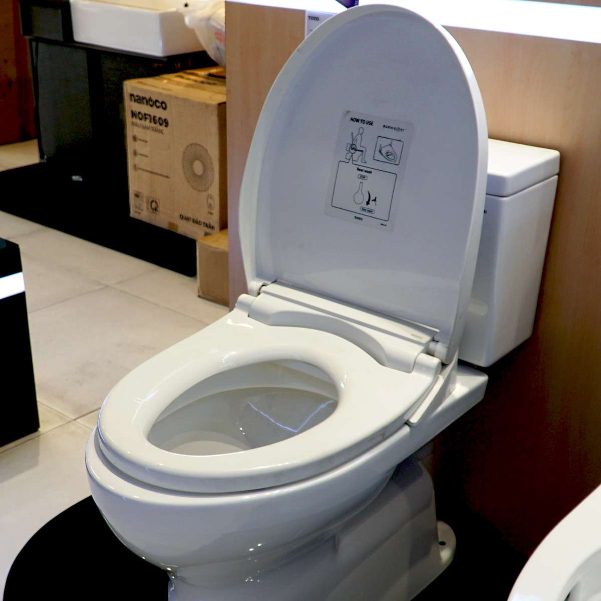 Bồn cầu TOTO CS302DE2 2 khối nắp rửa cơ TCW07S