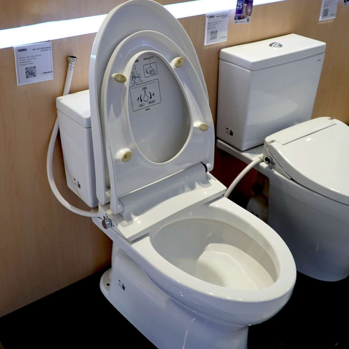 Bồn cầu TOTO CS302DE4 2 khối nắp rửa cơ TCW1211A