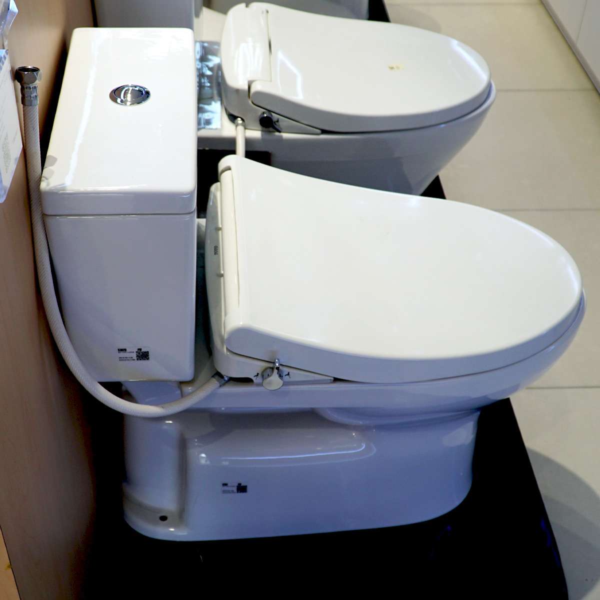 Bồn cầu TOTO CS302DE4 2 khối nắp rửa cơ TCW1211A