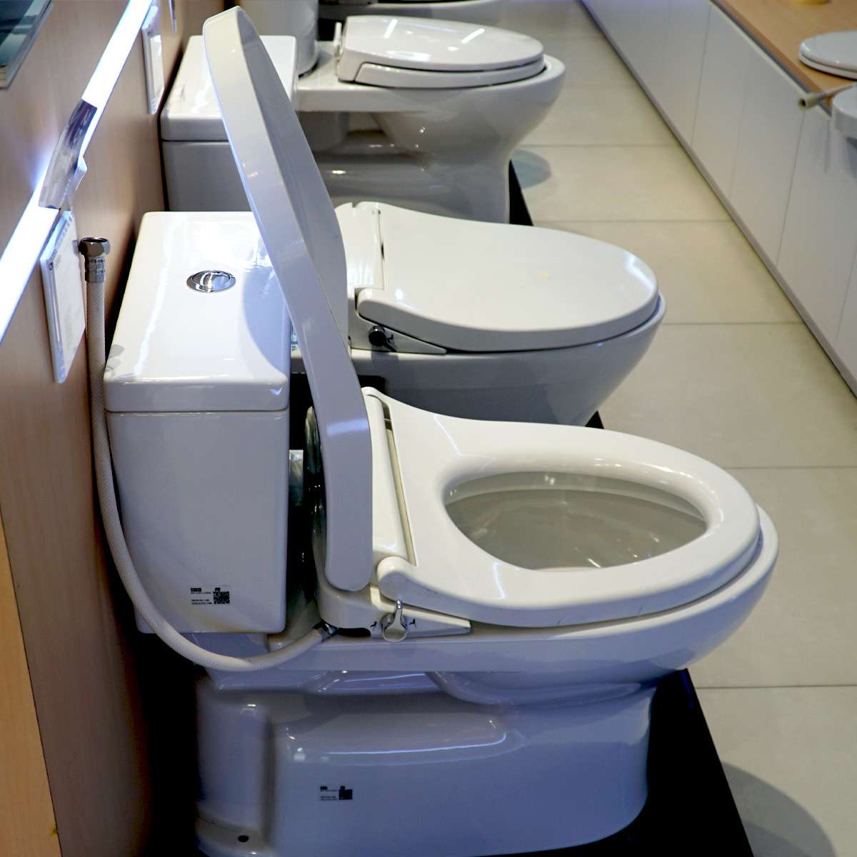 Bồn cầu TOTO CS302DE4 2 khối nắp rửa cơ TCW1211A