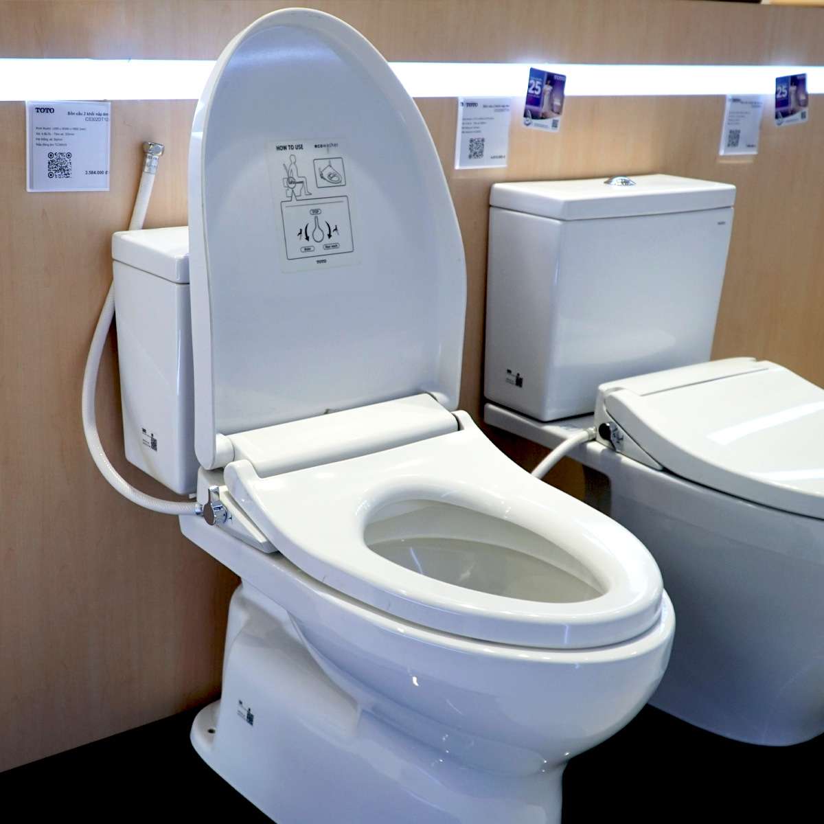 Bồn cầu TOTO CS302DE4 2 khối nắp rửa cơ TCW1211A