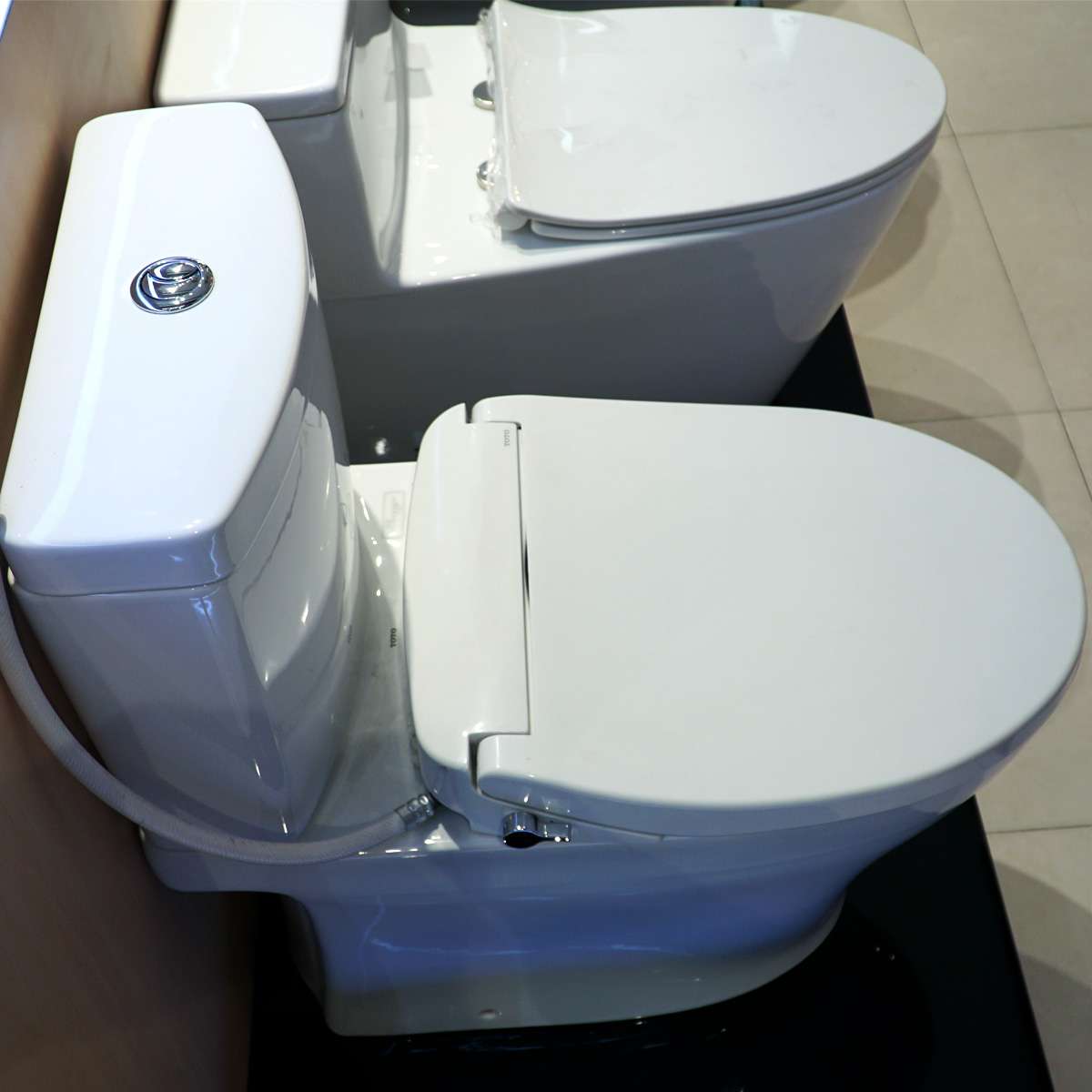 Bồn cầu TOTO CS769DRE2 2 khối nắp rửa cơ TCW07S