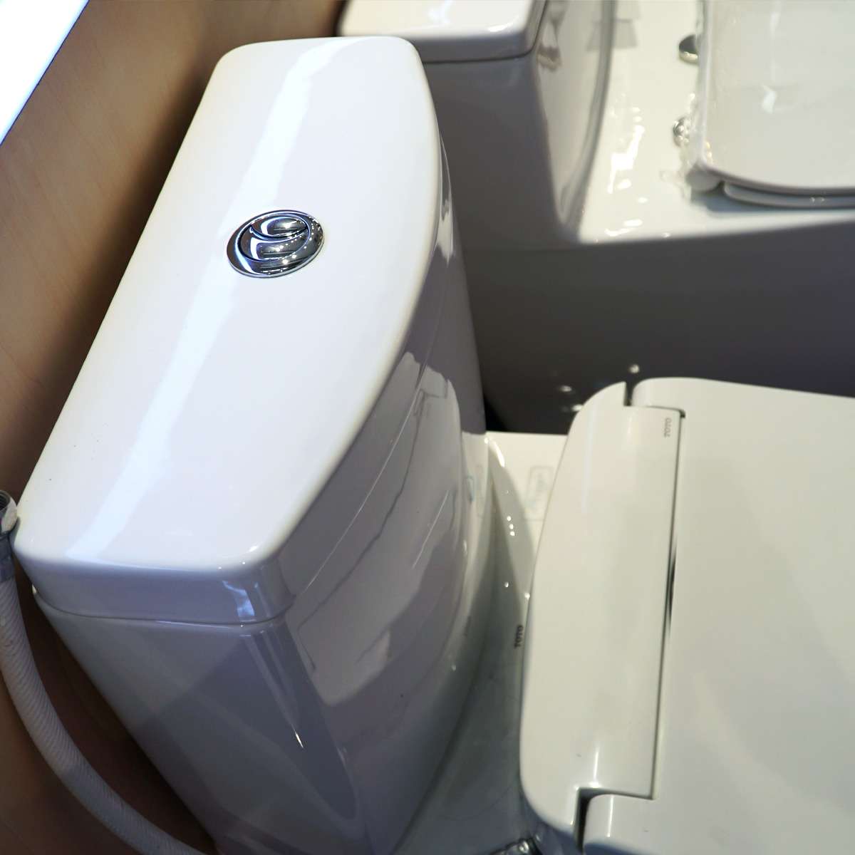 Bồn cầu TOTO CS769DRE2 2 khối nắp rửa cơ TCW07S