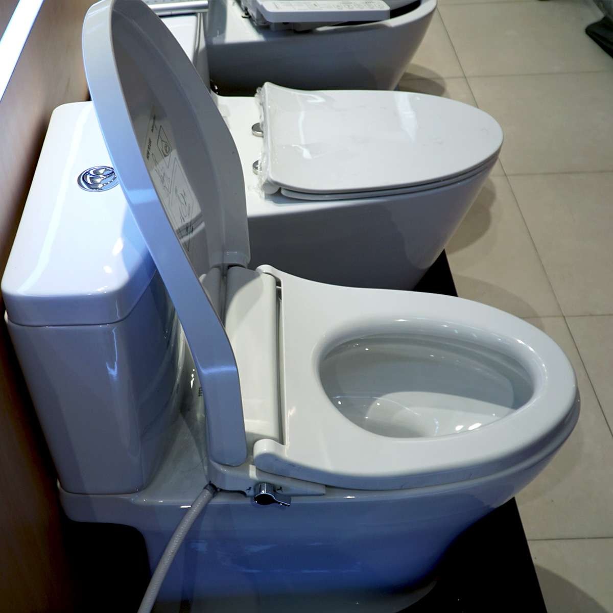 Bồn cầu TOTO CS769DRE4 2 khối nắp rửa cơ TCW1211A