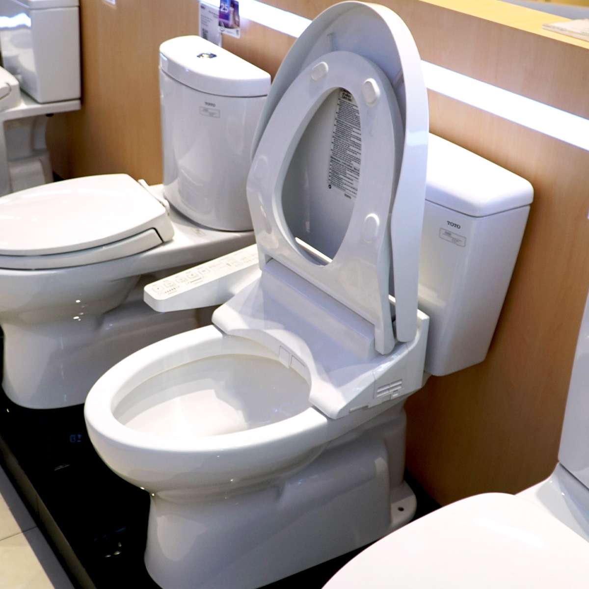 Bồn cầu TOTO CS300DRW16 2 khối nắp điện tử Washlet C2 TCF23410AAA