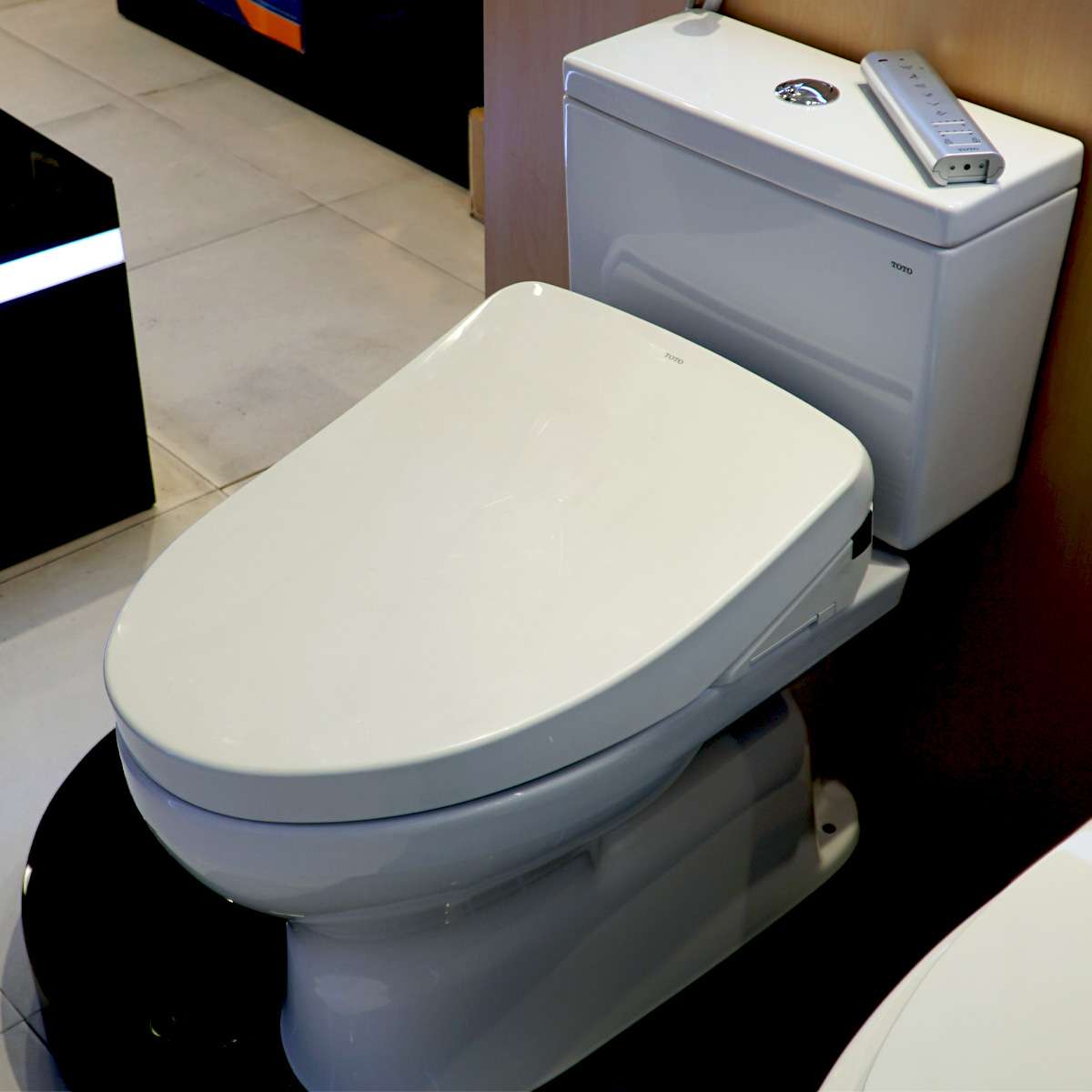 Bồn cầu TOTO CS302DW11 2 khối nắp điện tử Washlet S7 TCF4911Z