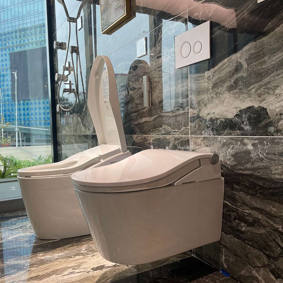 Bồn cầu treo tường điện tử RW (giấu dây) TOTO CW542HME5U TCF801CZ WH172AT MB175M