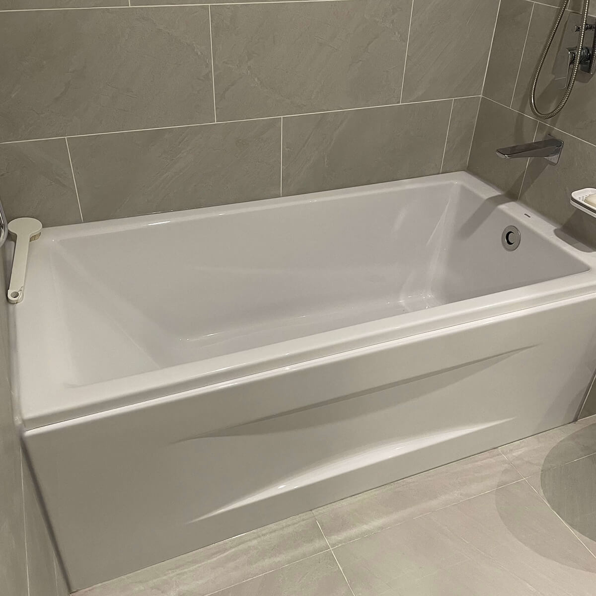 Bồn tắm yếm TOTO PAY1525VC#W TVBF411 nhựa 1m5 gồm bộ xả thải