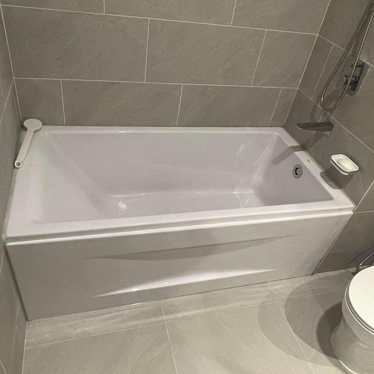 Bồn tắm yếm TOTO PAY1525VC#W TVBF411 nhựa 1m5 gồm bộ xả thải