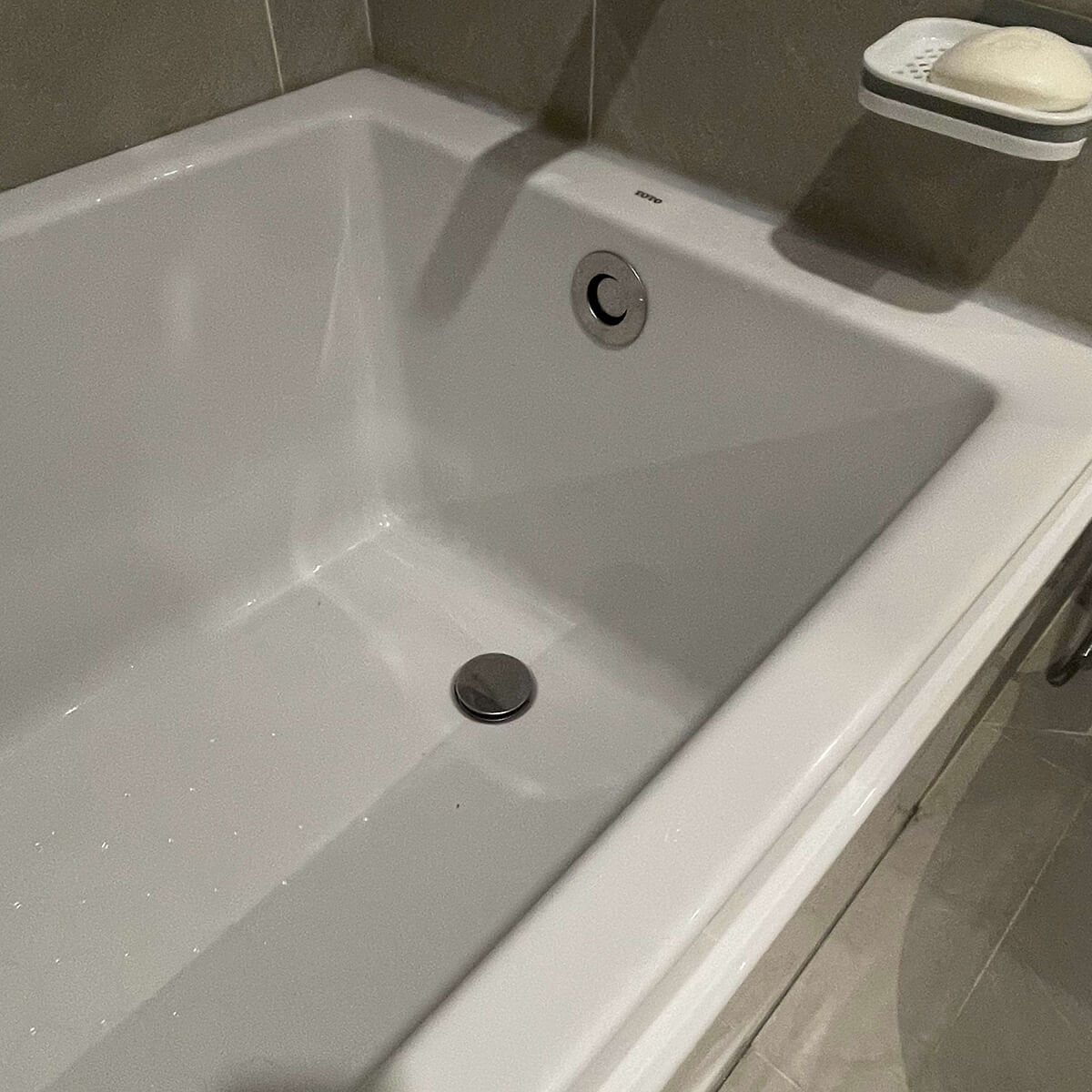 Bồn tắm yếm TOTO PAY1525VC#W TVBF411 nhựa 1m5 gồm bộ xả thải